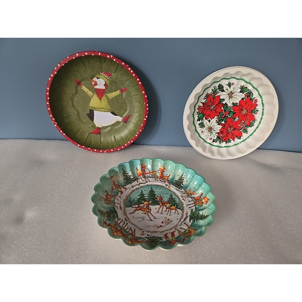 3‎ Vtg Christmas Metal & Plastic Cookie Reindeer Poinsettia Scalloped Trays Mumm